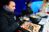 Kraków. Pomagali Ukrainie ze smakiem, kosztując potrawy i biorąc udział w zbiórce charytatywnej na Małym Rynku [ZDJĘCIA] 