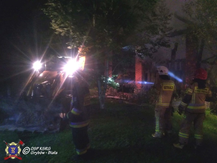 Gródek pożar. Dziewięć zastępów strażackich walczyło nocą z pożarem budynku gospodarczego