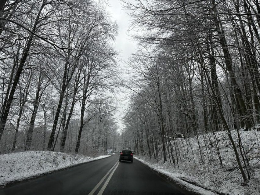 Nagły powrót zimy nie pomaga na drogach