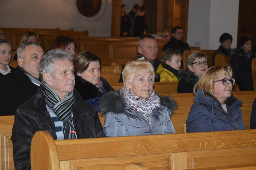 Chóry Cartusia i Kakofonia wystąpiły w Sierakowicach z koncertem dla chorego Arka [ZDJĘCIA, WIDEO]