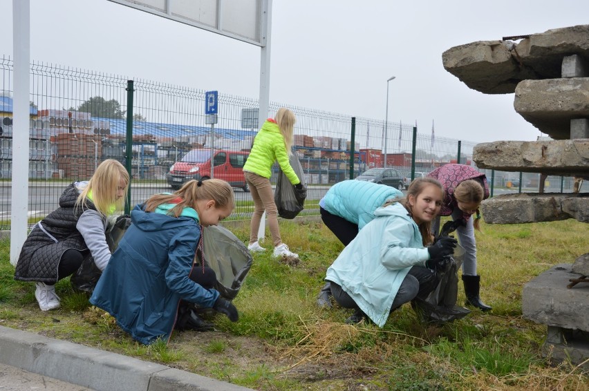 Dzieci z SP nr 8 brały udział w akcji sprzątania świata.