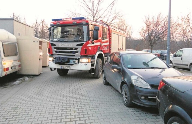 Źle zaparkowane samochody przy ul. bp. Tomickiego w Czyżynach uniemożliwiają wozom strażackim wjazd i rozłożenie sprzętu