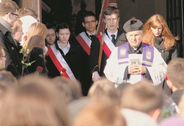 Na pogrzebie 17-letniego Jakuba ze Skierniewic były prawdziwe tłumy młodzieży i dorosłych. Były też poczty sztandarowe