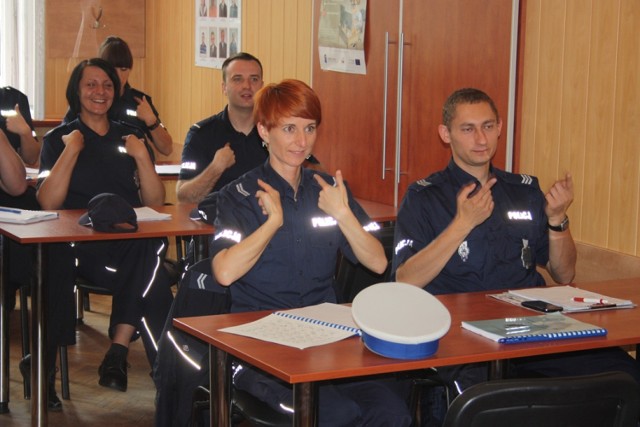 Bydgoscy policjanci uczą się języka migowego [ZDJĘCIA]