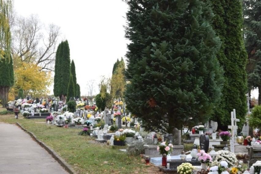 Na Łapiszewie mieszkańcy odwiedzają groby bliskich ZDJĘCIA 