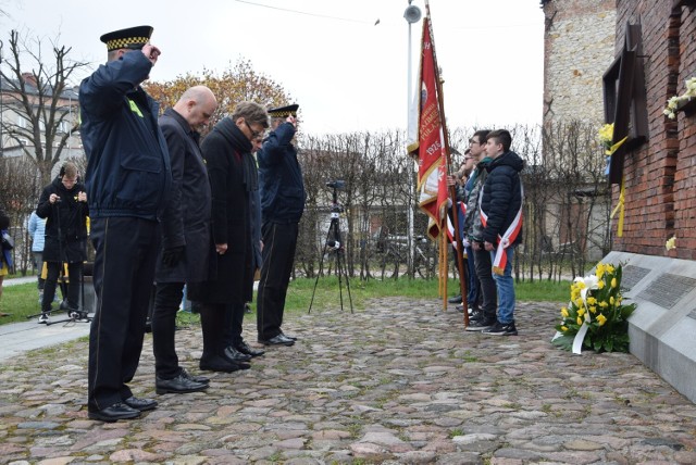 Na Placu Samuela Willenberga w Częstochowie pod pomnikiem Pamięci Żydów Częstochowian odbyły się uroczystości związane z 79. rocznicą wybuchu Powstania w Getcie Warszawskim