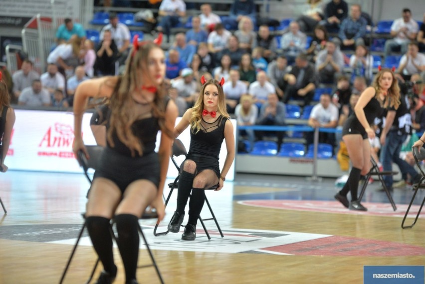 Kibice i Cheerleaders Włocławek podczas meczu Anwil Włocławek - Elan Bearnais Pau-Lacq-Orthez 95:87 w 3. kolejce Ligi Mistrzów [zdjęcia]