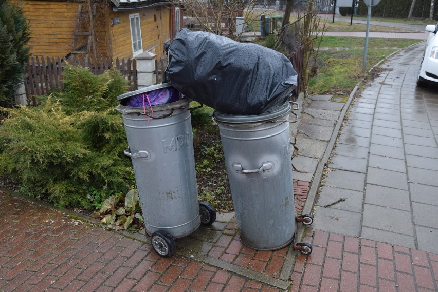 Sokółka. Taczki ze śmieciami na chodnikach miasta. Śmieciowy koszmar trwa w najlepsze (zdjęcia)