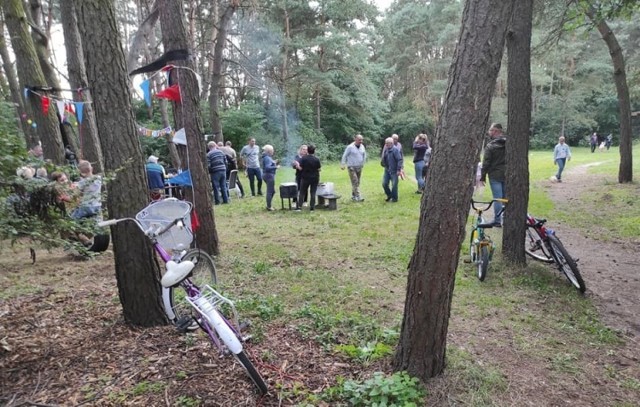 Mieszkańcy Osiedla Leśnego w Golubiu-Dobrzyniu wspólnie z radną Dominiką Piotrowską zrewitalizowali polanę na osiedlu i zorganizowali piknik