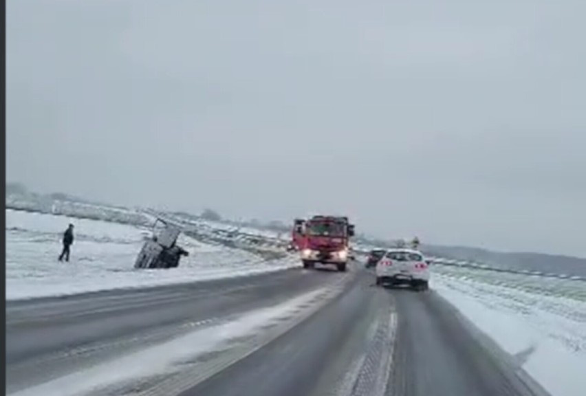 Wypadek na trasie 196. Samochód wypadł z drogi. Tragiczne warunki na drogach w okolicy Wągrowca!