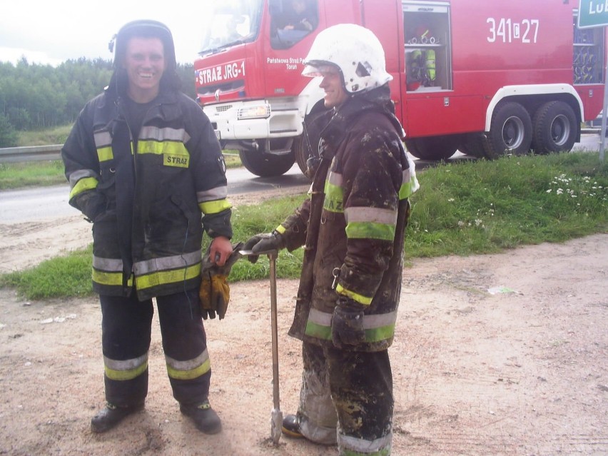 Pożar kurników w Lubiczu Górnym  - akcja Straży Pożarnej trwała 2 godziny [ZDJĘCIA I FILM]
