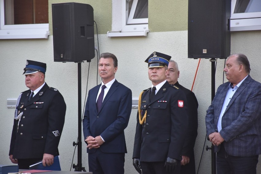 Władze gminy Miedzichowo wraz z zastępcą komendanta PSP...