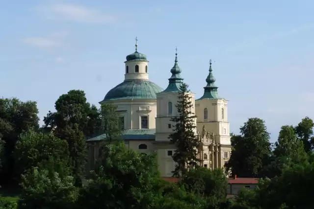 Na kolejnych slajdach prezentujemy 20 miast w województwie świętokrzyskim o najmniejszych dochodach na jednego mieszkańca.