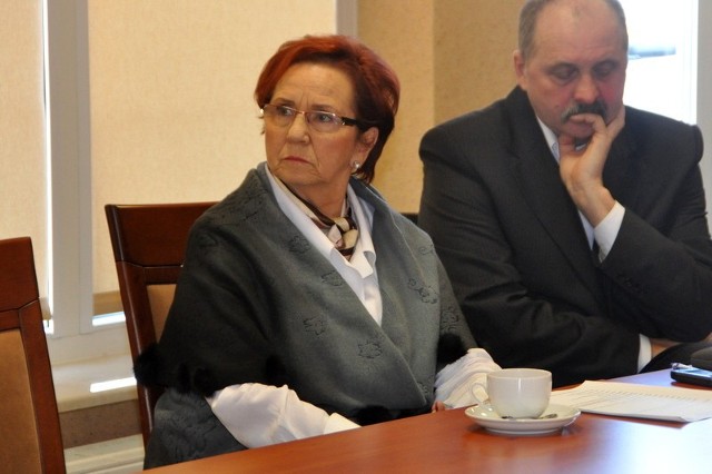 Janina Kwecień, starosta kartuski, za nią Karol Góralski, prezes Powiatowego Centrum Zdrowia