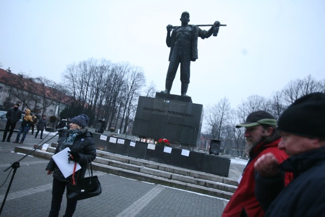 Zabrzańskie stowarzyszenie "Otwarte Miasto" zorganizowało protest przed pomnikiem Wincenta Pstrowskiego