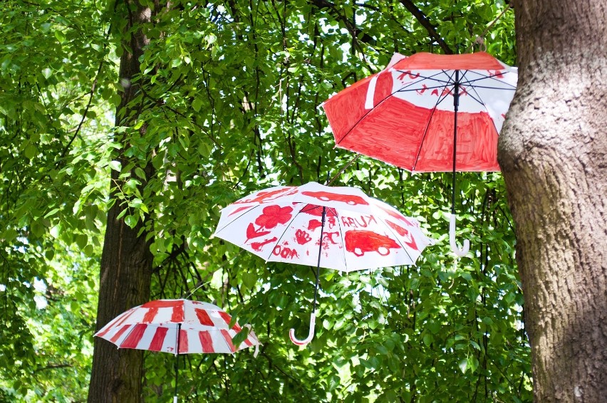 Parasolki pomalowane przez dzieci podczas święta flagi ozdobiły park przy Wieluńskim Domu Kultury[ZDJĘCIA]