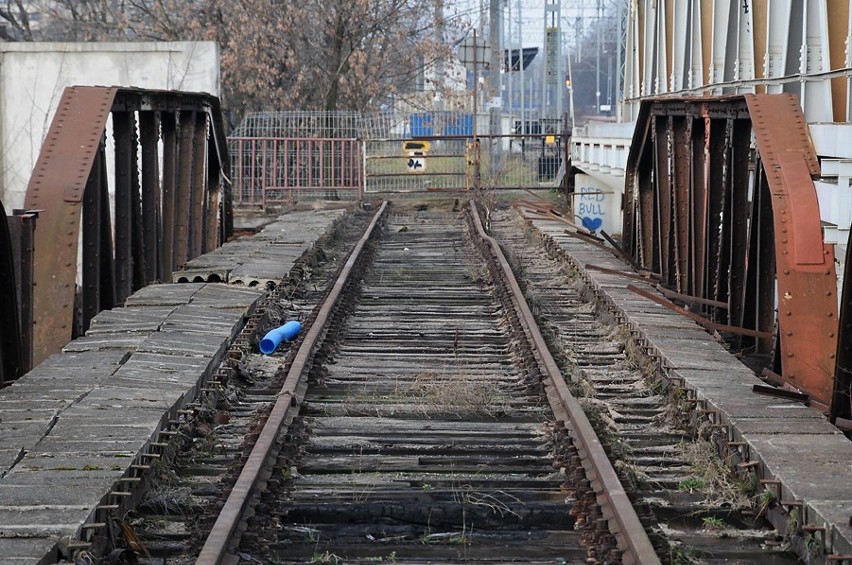 Zabytkowa kładka między Garbarami a Ostrowem Tumskim do rozbiórki [ZDJĘCIA]