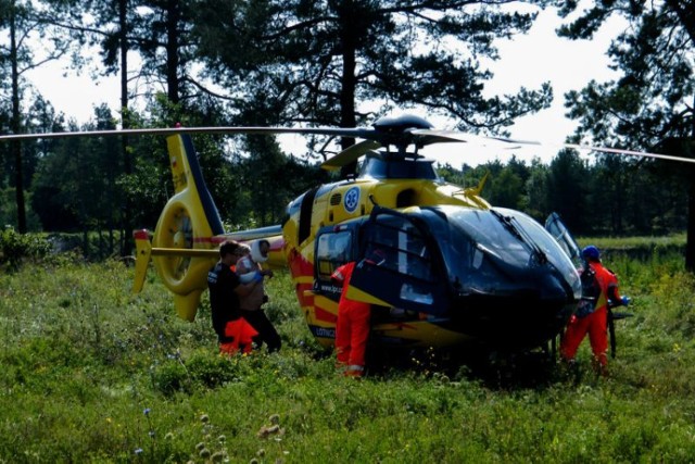 Ratowniczy śmigłowiec na terenie dawnej stacji kolejowej w Waplewie