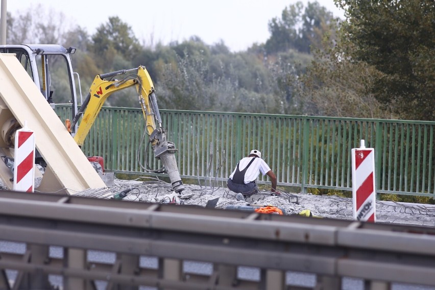 Warszawa. Przedłuża się remont mostu Siekierkowskiego. Oto postępy prac