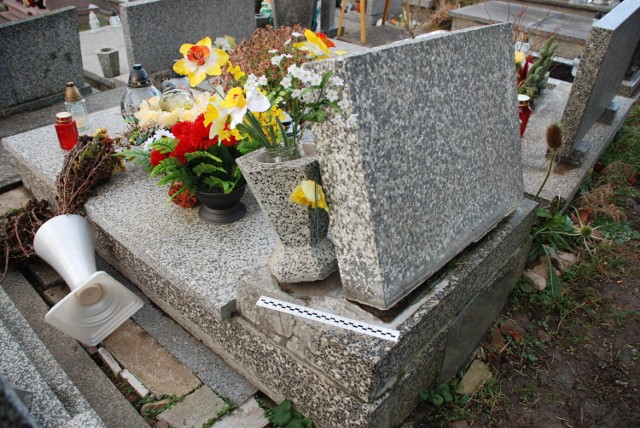 Nagrobki zniszczone na cmentarzu przez dwóch pijanych 16-latków