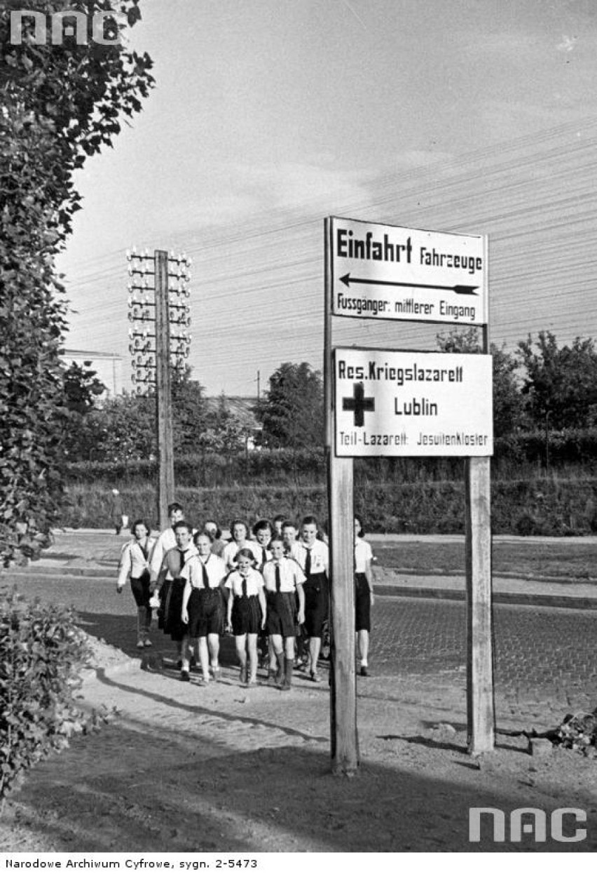 Grupa dziewcząt ze Związku Dziewcząt Niemieckich przed...