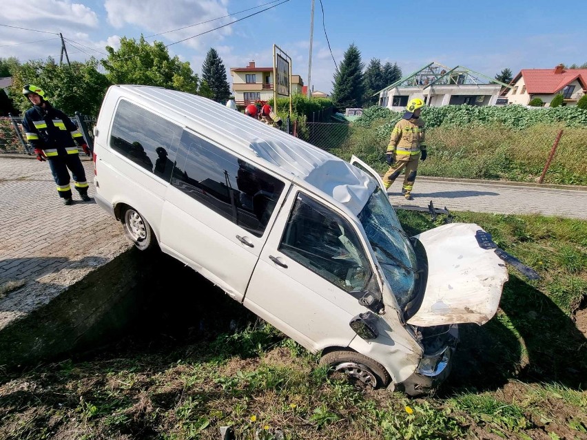 Wypadek w Orłach. Volkswagen transit dachował na drodze krajowej nr 77. Samochodem kierowała obywatelka Ukrainy [ZDJĘCIA]