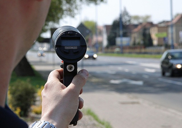 „Polowanie” na kierowców o zbyt ciężkich nogach prowadziło 16 policjantów „uzbrojonych” w ręczne mierniki prędkości oraz auto z wideorejestratorem.