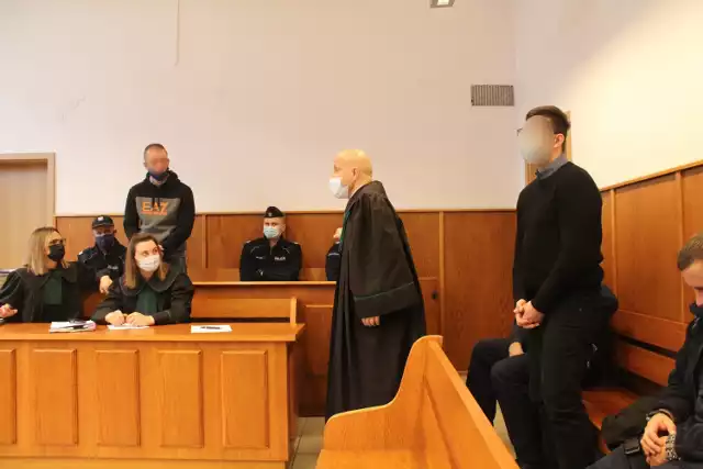 Oskarżeni Bogusłąw H. (z lewej) i Marcin P. (z prawej) przed krakowskim sadem odpowiadają za zabójstwo przy ul. Stachiewicza