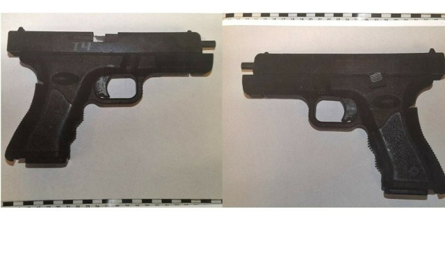 Dwa pistolety zabezpieczone przy zatrzymanej 37-latce z powiatu suskiego, której policja w Oświęcimiu postawiła zarzut gróźb karalnych