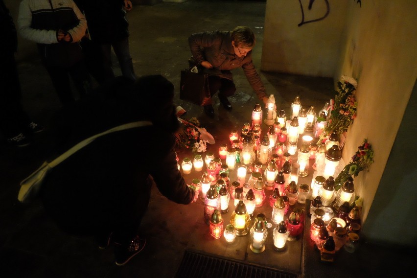 Poznań solidarny z Francją. Płoną znicze pod Domem Bretanii