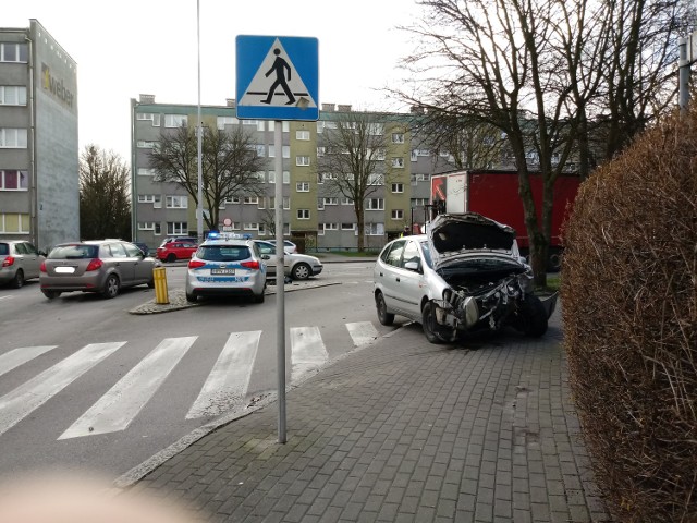 Dwa samochody zderzyły się dziś (11 marca) tuż przed południem na skrzyżowaniu ulic Garncarskiej i Pobożnego w Słupsku. Kierowcy byli trzeźwi i nikomu nic się nie stało.
