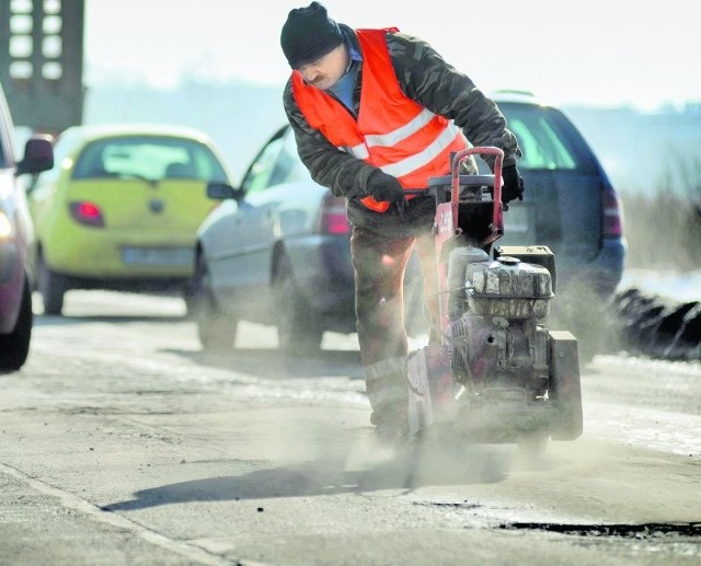 Łatanie dziur przy ul. Avicenny. To miejsce cieszy się wyjątkowo złą sławą wśród kierowców