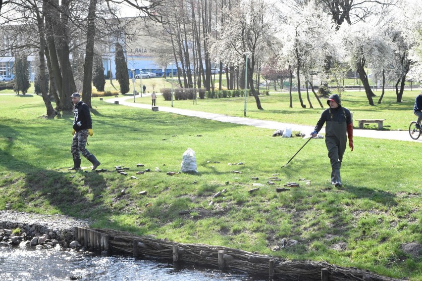 Pracownicy Ośrodka Sportu i Rekreacji w Suwałkach sprzątali Czarną Hańczę. Znaleźli nawet damską torebkę i kasę fiskalną