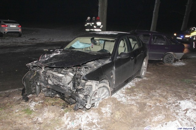 Ze wstępnych policyjnych ustaleń wynika, że 45-latka jadąca samochodem marki BMW od miejscowości Poświętne najprawdopodobniej w wyniku niedostosowania prędkości do warunków panujących na drodze na łuku drogi straciła panowanie nad pojazdem.

 Uderzył autem w drzewo i przeleciał przez drogę [zdjęcia]


Zobacz też
 Wiadomości kryminalne na stronie: Podlaskiej Kroniki