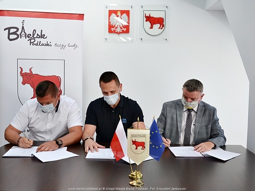 Jarosław Borowski, burmistrz miasta podpisał dwie umowy na...
