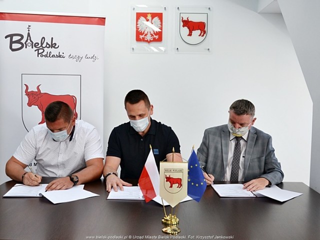 Jarosław Borowski, burmistrz miasta podpisał dwie umowy na roboty budowlane