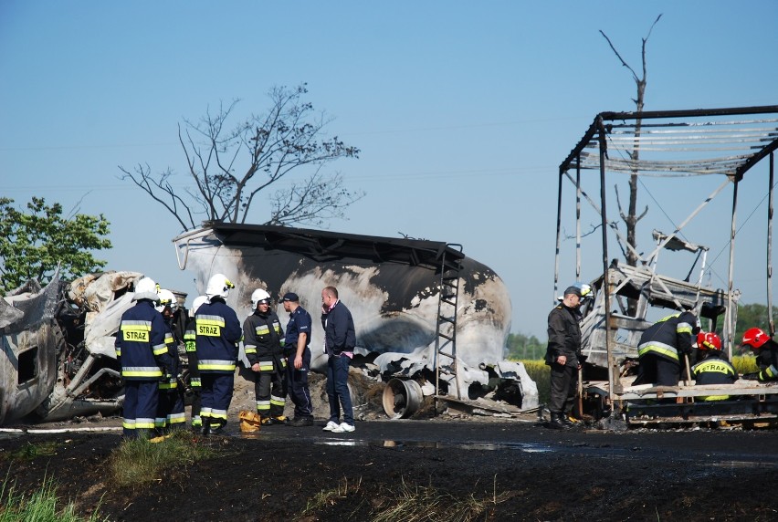 Smolice - Tragiczny wypadek: spaliły się trzy tiry, dwaj kierowcy nie żyją (FOTY)