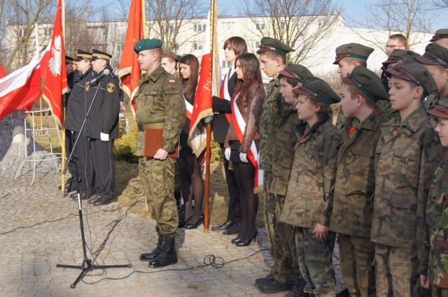 Narodowy Dzień Pamięci Żołnierzy Wyklętych: Złożenie kwiatów pod pomnikiem KWP w Radomsku