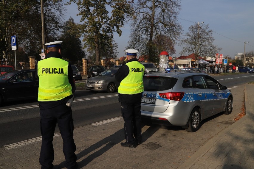 Akcja Znicz 2019. Policjanci pilnują sytuacji w rejonie...