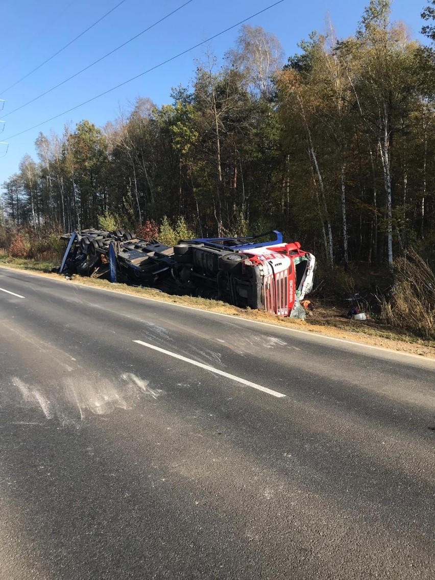 Wypadek ciężarówki z naczepą, na której przewożono nowe...