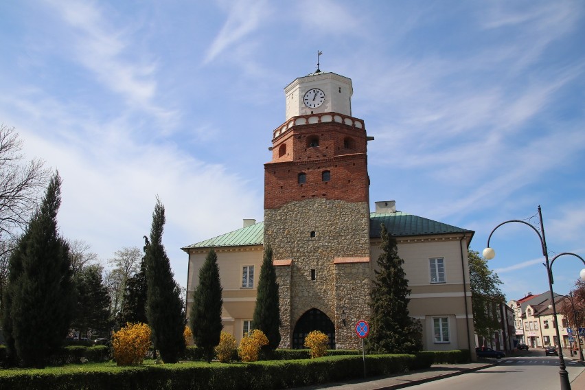 Samorząd Wielunia po 1990 r.: czterech burmistrzów, ośmiu przewodniczących rady. Zobaczcie sylwetki władz i składy rad wszystkich kadencji