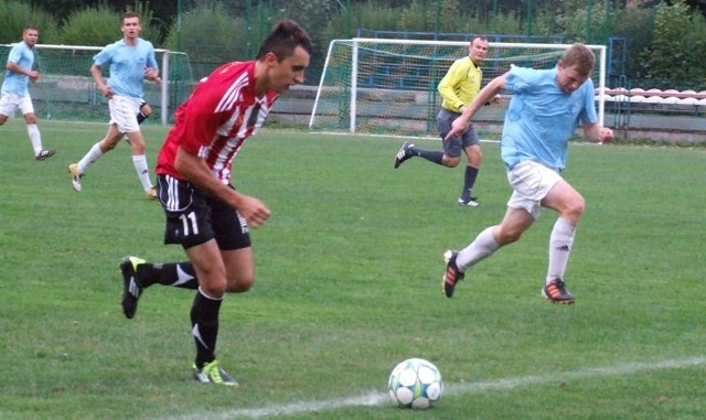 Przemysław Knapik (przy piłce) strzelił dwa gole dla Beskidu.