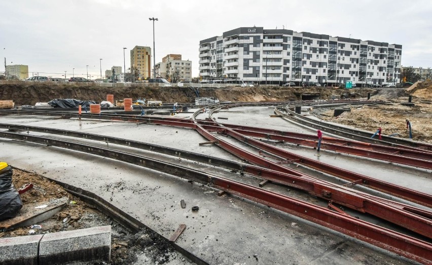 Na rondzie Kujawskim postępują prace przy budowie torowiska....