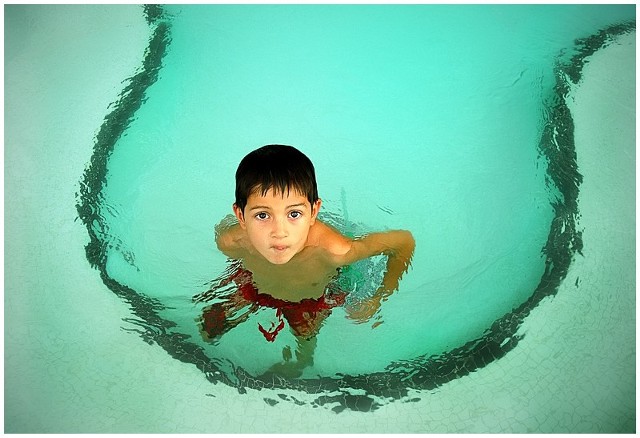 Źródło: http://commons.wikimedia.org/wiki/File:Child_in_swimming_pool.jpg