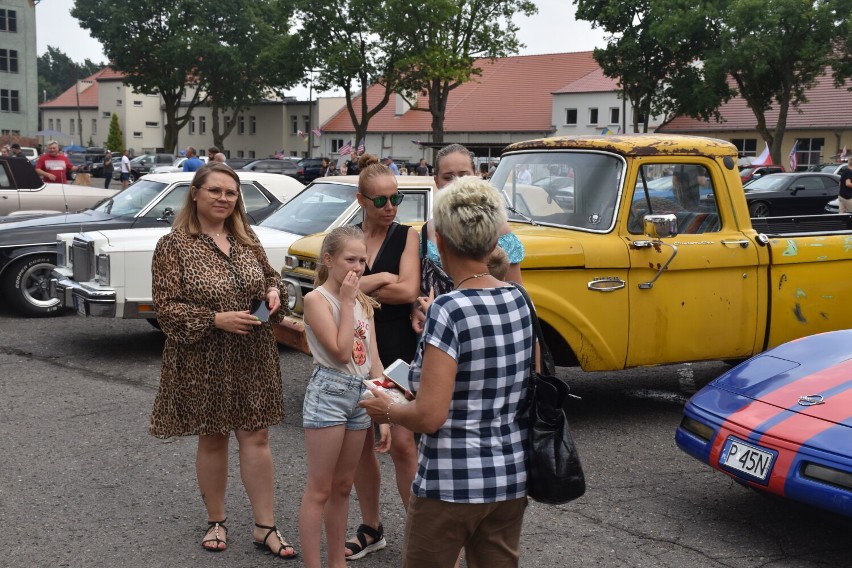 Pleszew American Cars Festival 2022. Ryk silników, blask reflektorów i palenie gumy. Zlot wielbicieli amerykańskich samochodów