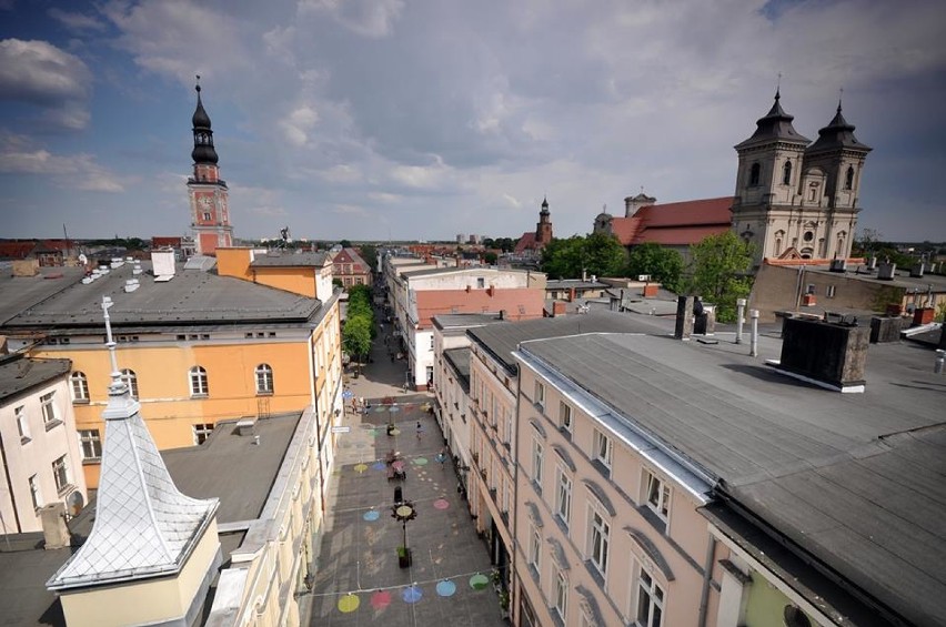 LESZNO: dekoracje pojawiły się nad ul. Słowiańską, będą też nad Bracką i Wróblewskiego [FOTO]