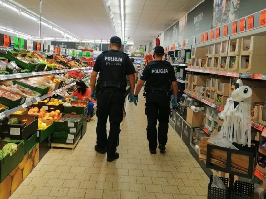 Policjanci z Jasła wlepiają mandaty za brak maseczki. Ale większość mieszkańców powiatu nie ignoruje obostrzeń związanych z COVID-19