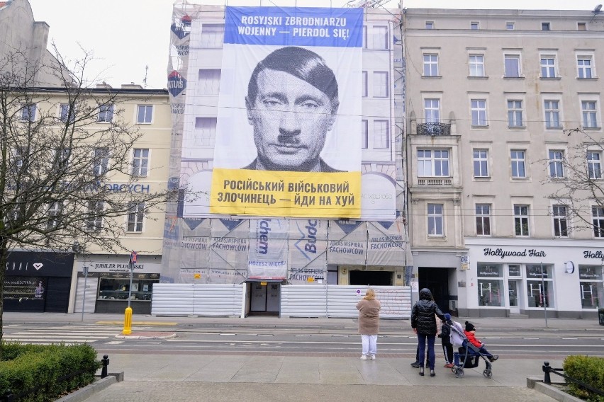 Ogromny baner z wizerunkiem Władimira Putina zawisł w...