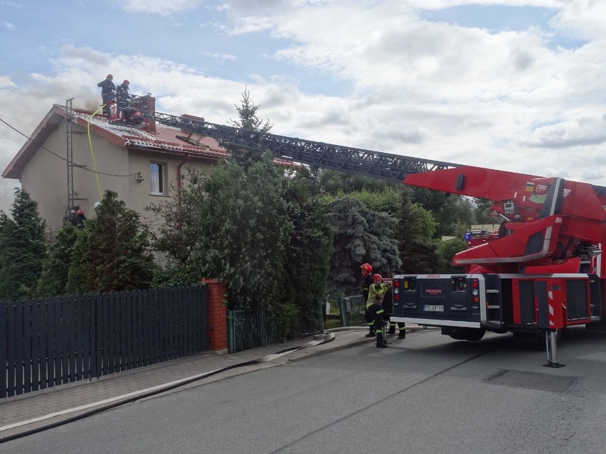 Pożar w domu przy ul. Korczak w Kaliszu. Siedem zastępów uczestniczyło w akcji gaśniczej ZDJĘCIA