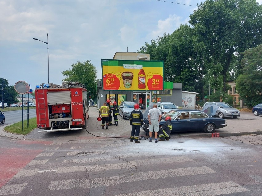 Po niespełna półgodzinnej akcji, samochód został ugaszony i...